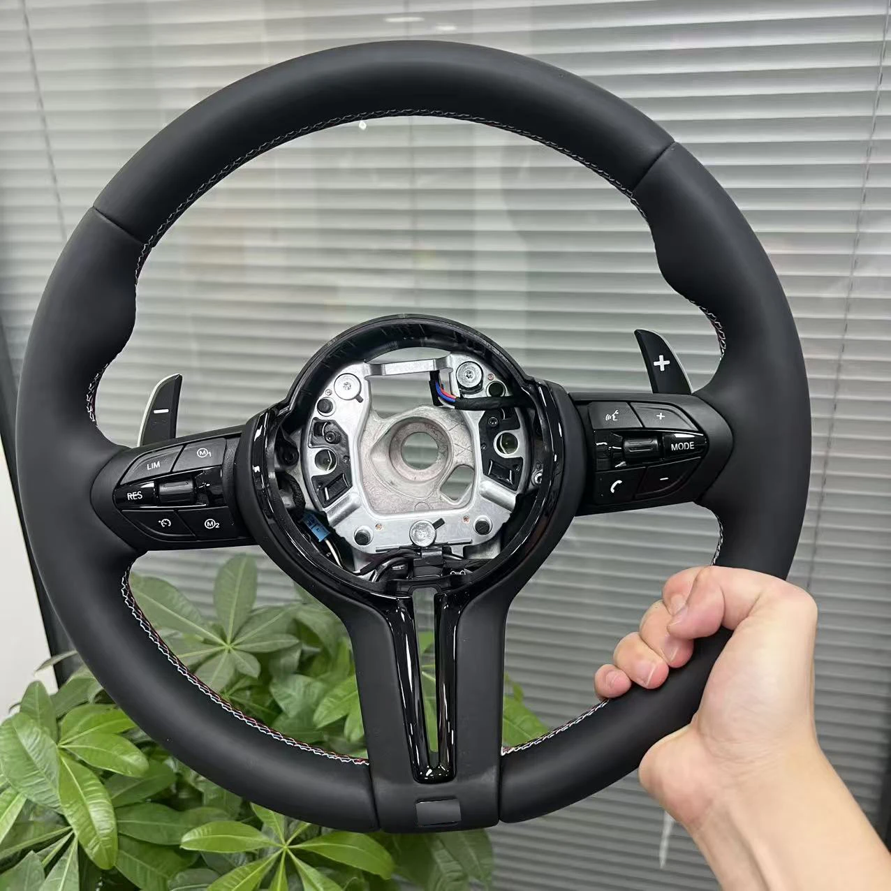 

Руль MAXEAGLE для BMW M3 F30 F15 F16 F20 F21 F22 F25 F44 F48 F49 M5 F10 F01 F06 F07 F18 F06 F12 E70 E71 E81 E84 E90