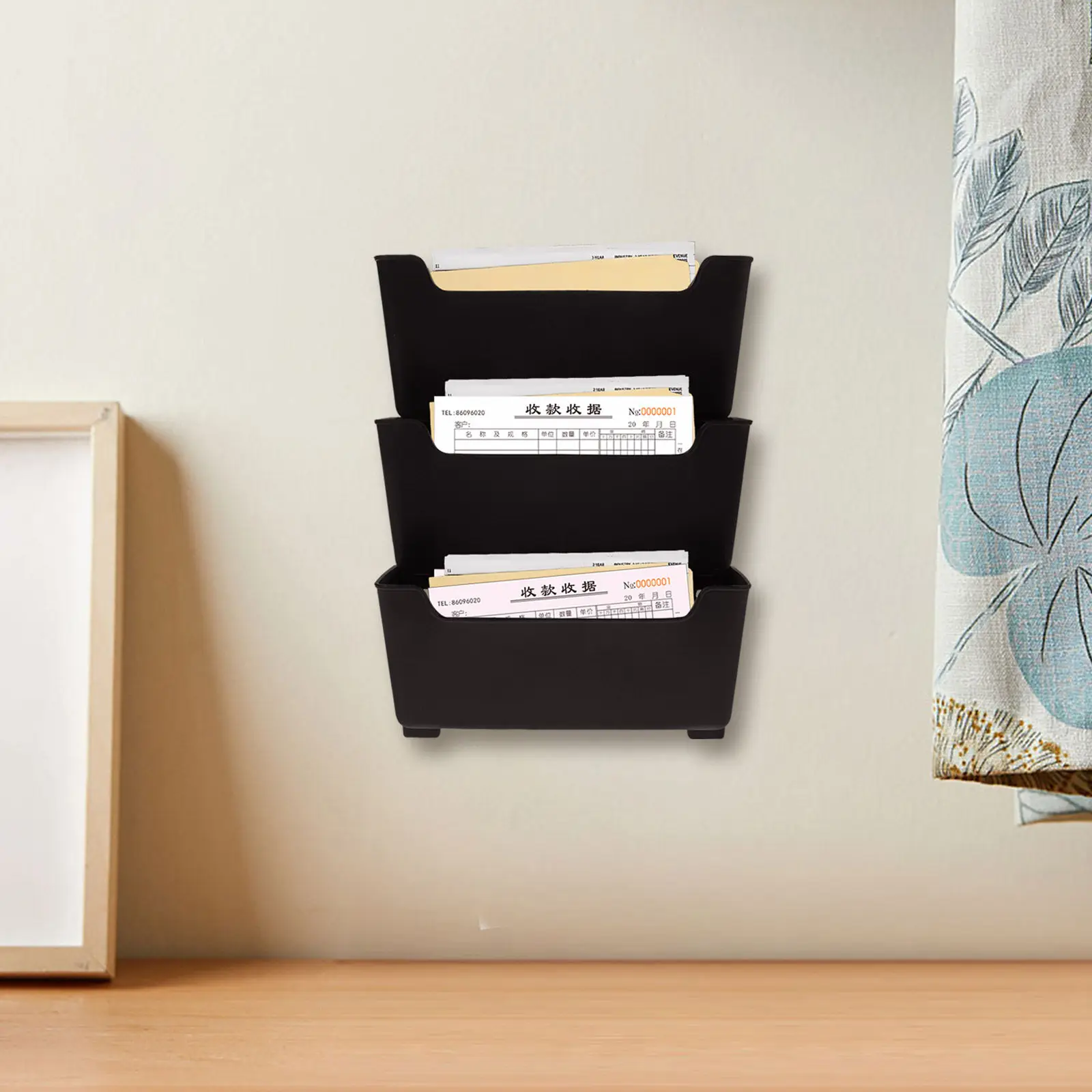 1個入り、壁掛け式ファイル整理ケース。プラスチック製で、粘着テープで固定。家庭やオフィスでの使用に最適。縦型。雑誌や書類を整理するのに便利。
