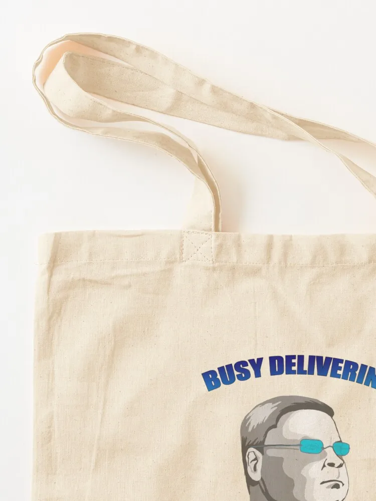 مشغول تسليم الاقتصاد الذي يعمل للأشخاص حمل حقيبة الحلوى أكياس المرأة حمل حقيبة حقائب النساء حمل حقيبة الرجال