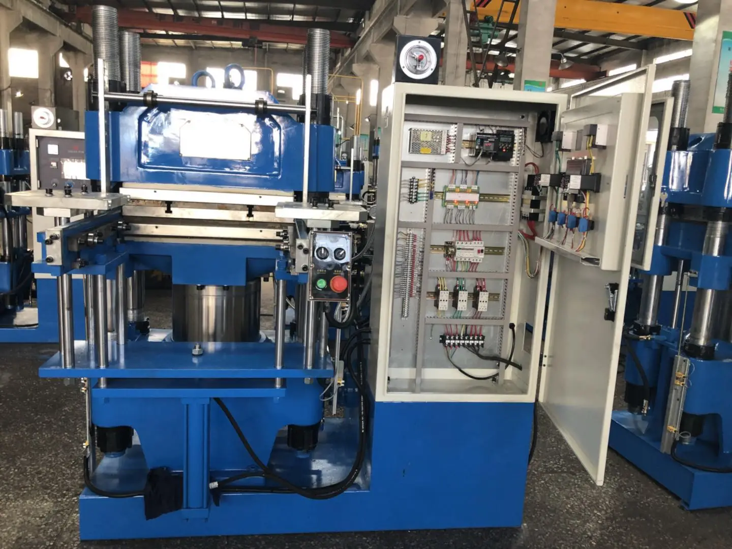 Pressa vulcanizzante per gomma XLB