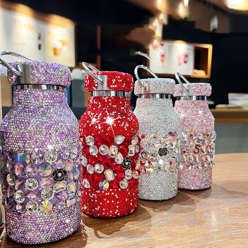 قوارير مفرغة محمولة معزولة بحجر الراين المتلألئة مع كوب ماء بسلسلة من اللؤلؤ وكوب من الفولاذ المقاوم للصدأ