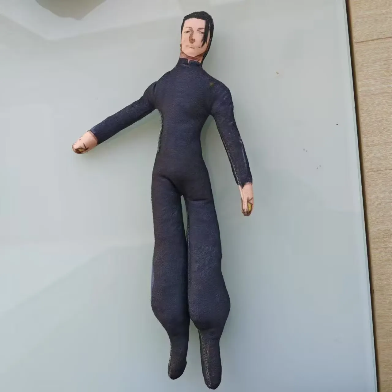 분리된 손과 발을 가진 "Jujutsu Kaisen"과 "Satoru Gojo"의 추상적인 2D 피규어 면 인형