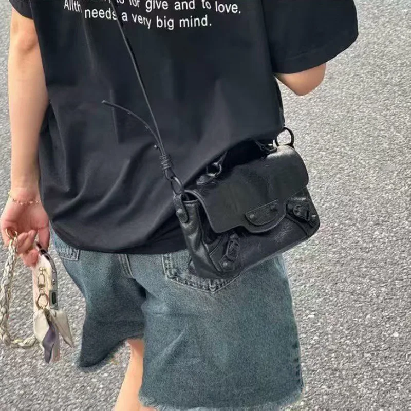 Oil wax leather locomotive bag 2026 new model, minimalist leather women's bag, niche flip-top portable messenger