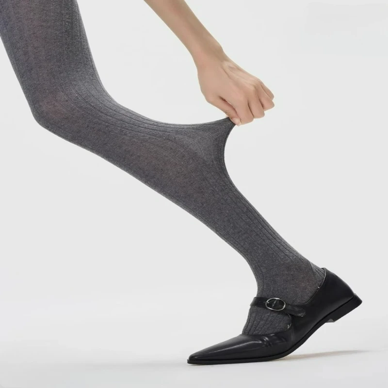 جوارب طويلة من القطن المموج ذو الكعب الأيمن على طراز ميو باللون الرمادي مع خطوط عمودية للنساء، طراز الربيع والخريف #2