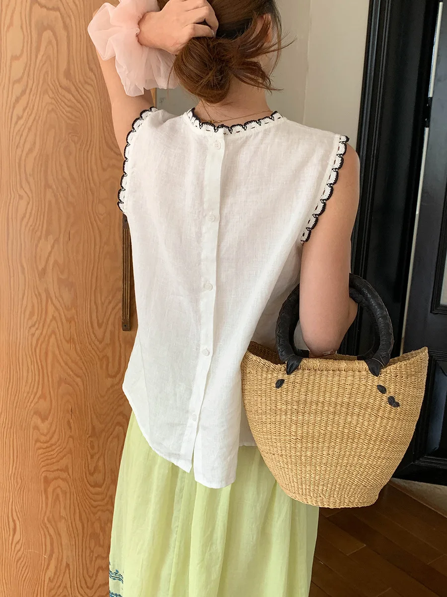 Sommerliche Damen-Weste in Unifarbe mit Rundhalsausschnitt und bestickter Spitze, ärmellos. – Detail 17
