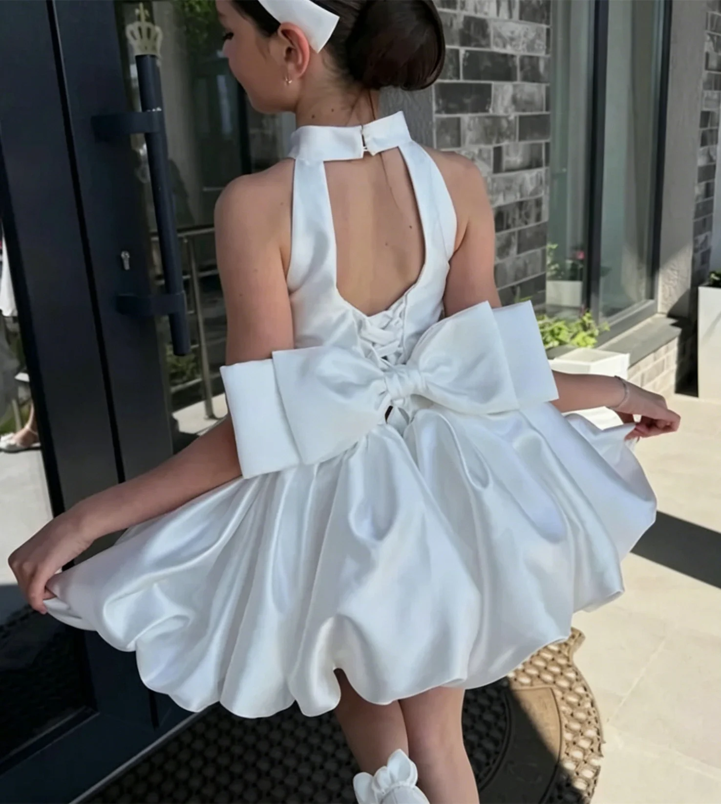 Prinzessinnen-Satin-Blumenmädchenkleid nach Maß für Hochzeiten, Neckholder mit Schleifen, knielang, Kindergeburtstagskleider, Erstkommunionkleider