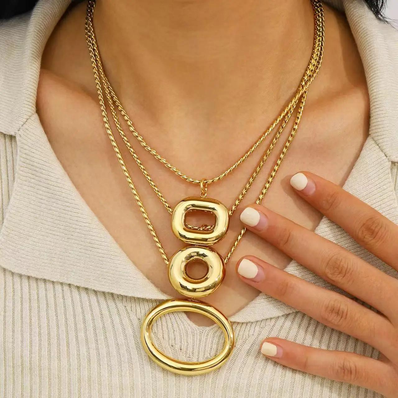 Design personnalisé et minimaliste, collier ovale pour femme en acier inoxydable avec mode ajourée, polyvalent et haut de gamme