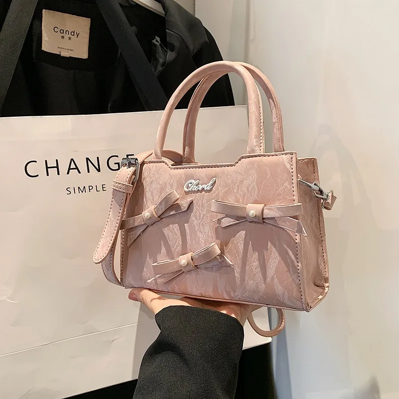 

Fashion Tote Bag for Women, Light Luxury Brand with Niche Design, High-Capacity and Elegant
