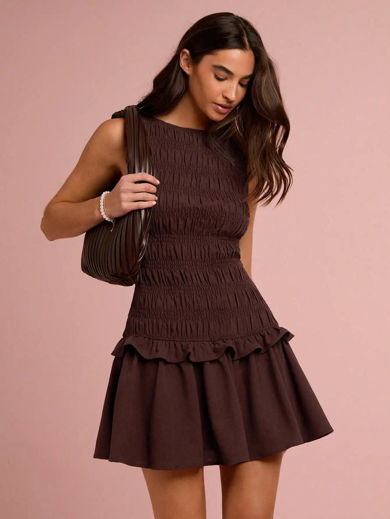 

Коричневое мини-платье без рукавов с присборенной талией, оборками по низу, круглым вырезом и А-образным силуэтом