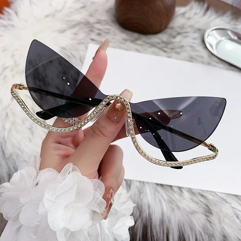 

2025 Ins Sexy Oversized Cat Eye Sunglasses for Women Fashion Brand Summer Sun Glasses for Party Female One Piece Oculos De Sol