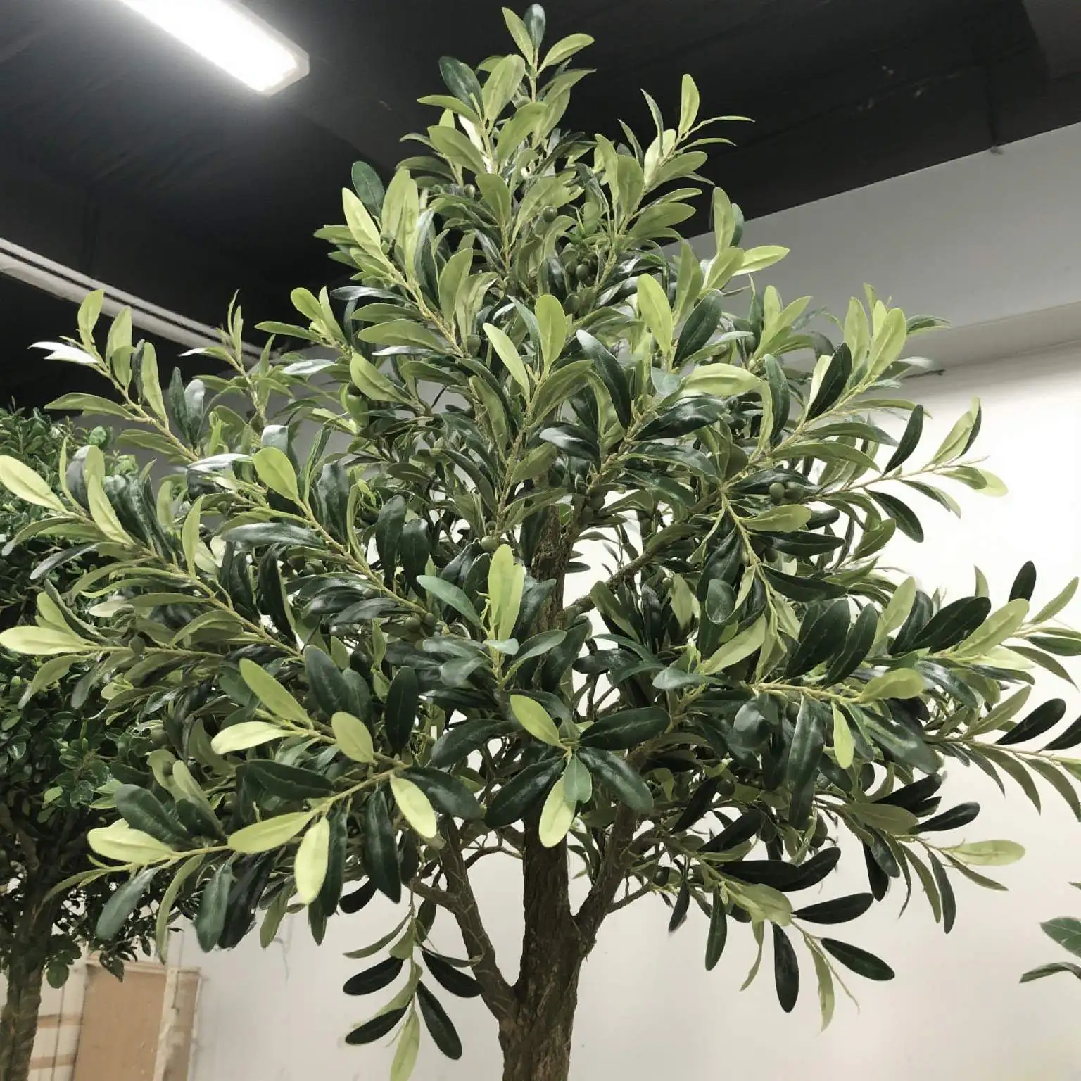 حجم وشكل مخصص شجرة زيتون صناعية كبيرة سهلة التركيب، ديكور داخلي للمنزل أو الفندق باللون الأخضر مع مظهر طبيعي #3