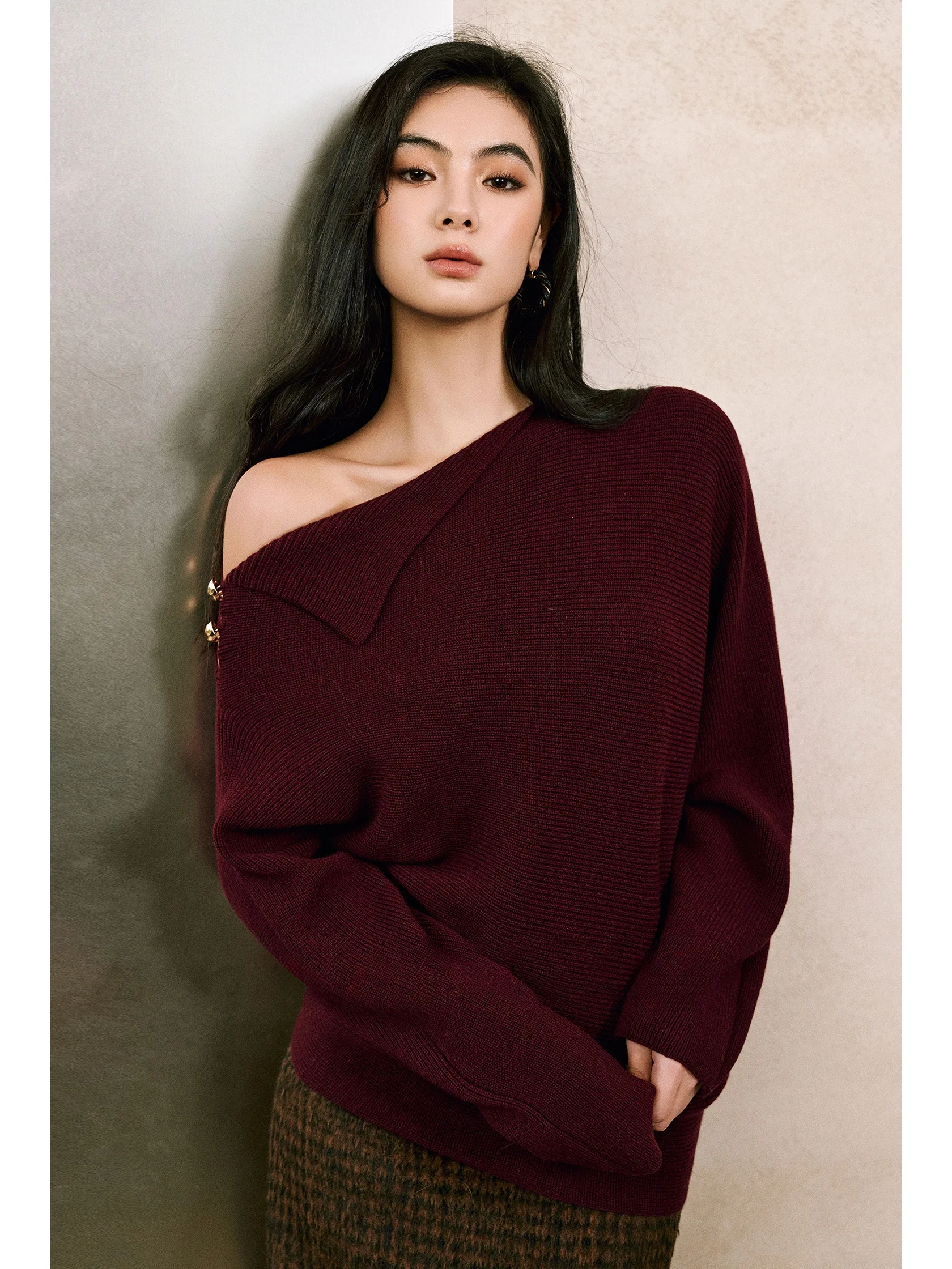 

Wangxo Soft Woolen Knitted Loose Sweater Metal Bule Decorated Asymmetrical Hem Casual Sle Long Sve One-oulder Design