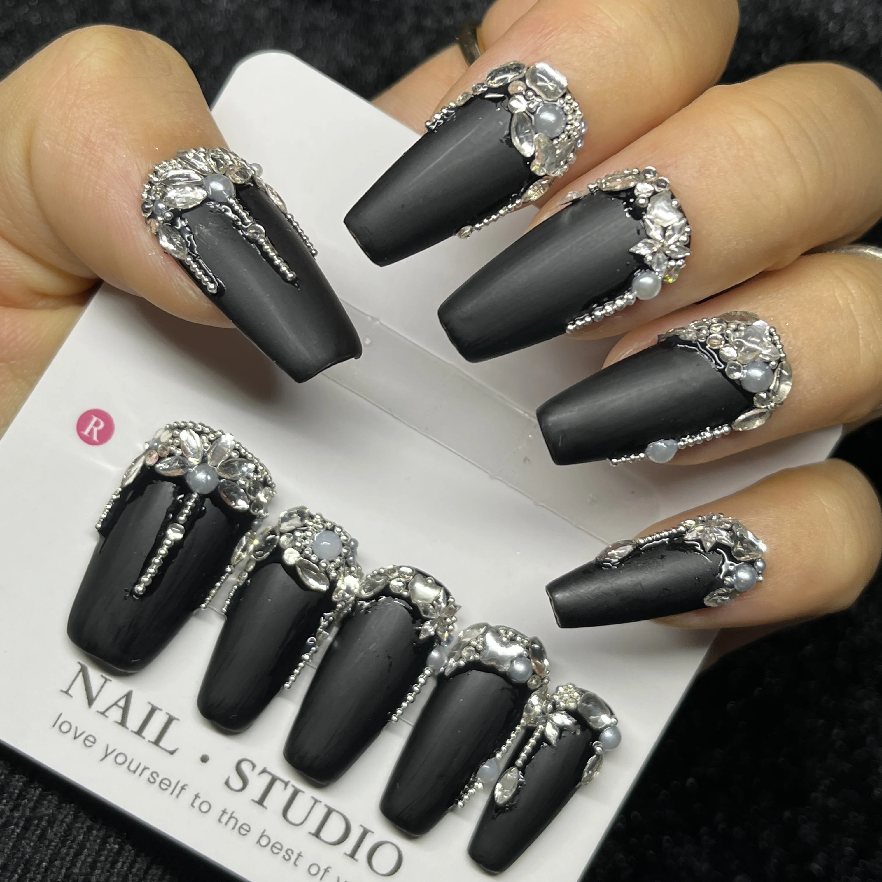 10 SZTUK Gotyckie Paznokcie 3D do Naklejania Długie Trumienki Srebrno-Czerwone z Kwiatowymi Cyrkoniami Punkowe Odważne Faleujące Sztuczne Paznokcie Ręcznie Robione Paznokcie dla Kobiet