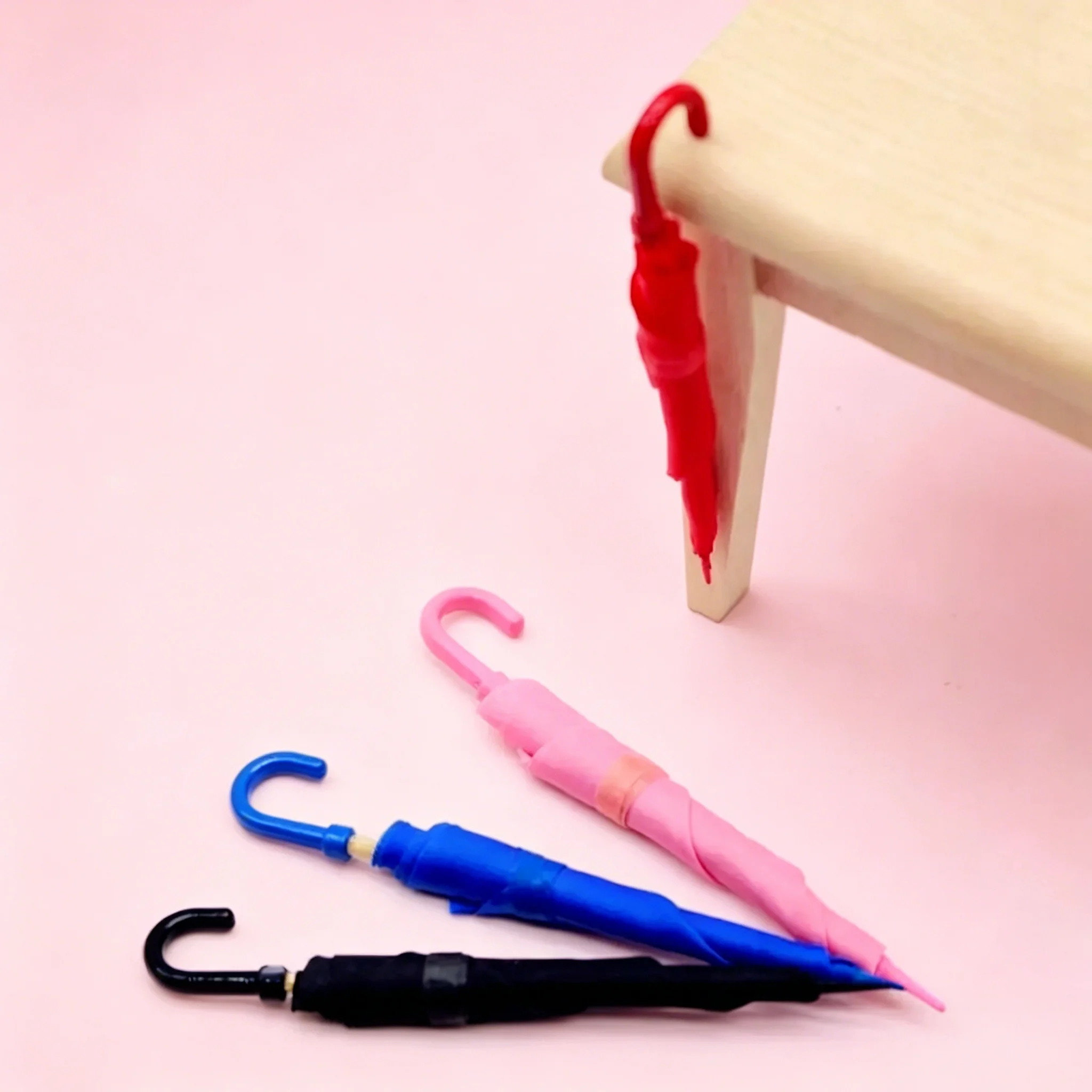 

1:12 Dollhouse Mini Unopenable Umbrella - Realistic Miniature Prop for Diorama & Photography