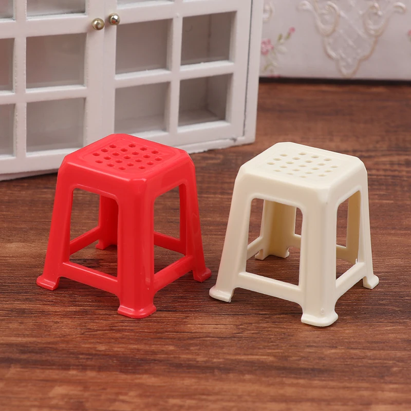 Silla pequeña en miniatura para casa de muñecas, taburete de plástico, muebles, modelo de decoración, accesorios para casa de muñecas, 2 uds., 1:12