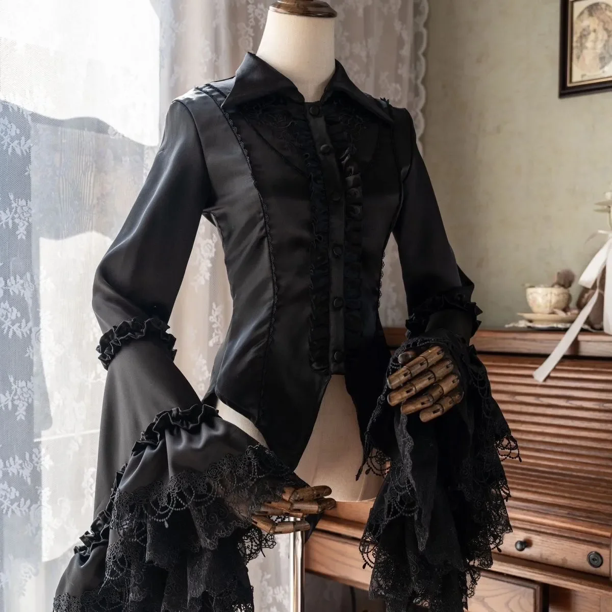 Kemeja Putih Gotik Y2k Lolita Blus Lengan Panjang Flare Renda Ruffle Manis Punk Wanita Atasan Antik Victoria Kawaii Jepang Hitam
