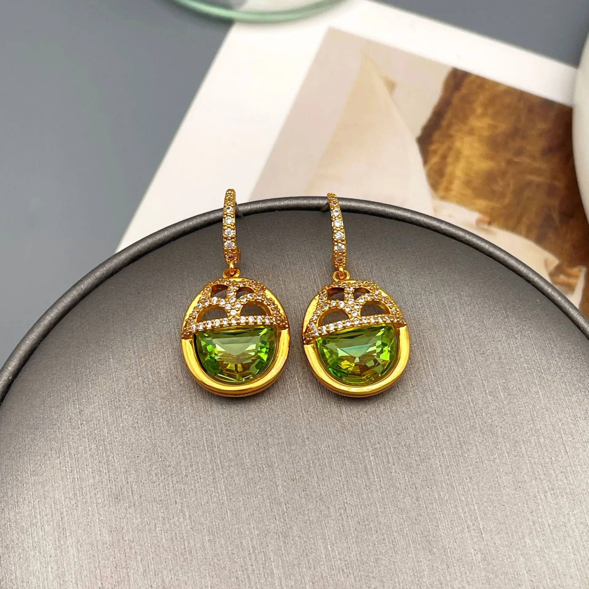 

Light luxury high-end sense, small and exquisite hollow full inlaid crystal temperament earrings