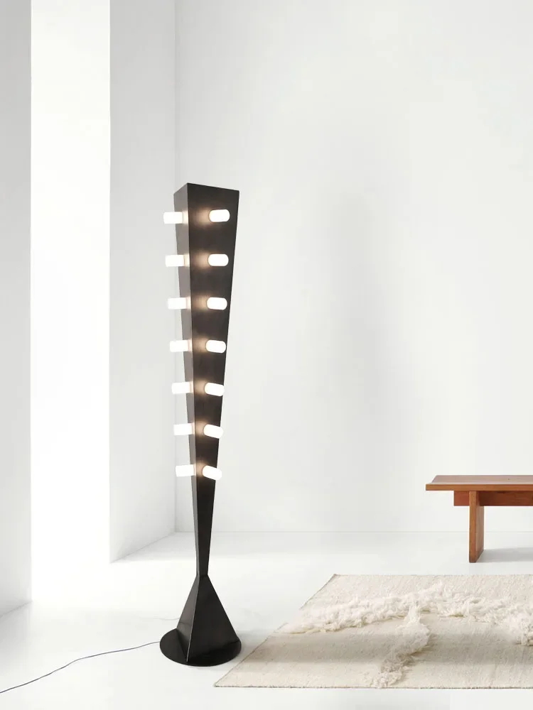 Lâmpada de assoalho decorativa triangular, escultura triangular, sala e sofá do quarto, quarto modelo, arte original