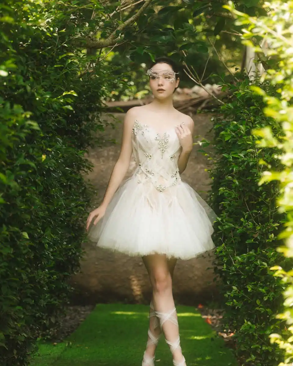 فساتين زفاف أنيقة على شكل حرف V على شكل حرف V فساتين زفاف عتيقة بدون حمالات مخصصة فوق الركبة طول رداء صغير De Mariée