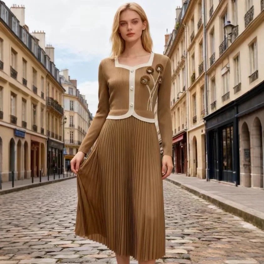 ชุดเดรสจีบพลีทสไตล์มิยาเกะ ตัดต่อผ้าแฟชั่น รุ่นใหม่สำหรับฤดูใบไม้ร่วง ดีไซน์หลวม คอวี เสื้อผ้าผู้หญิง