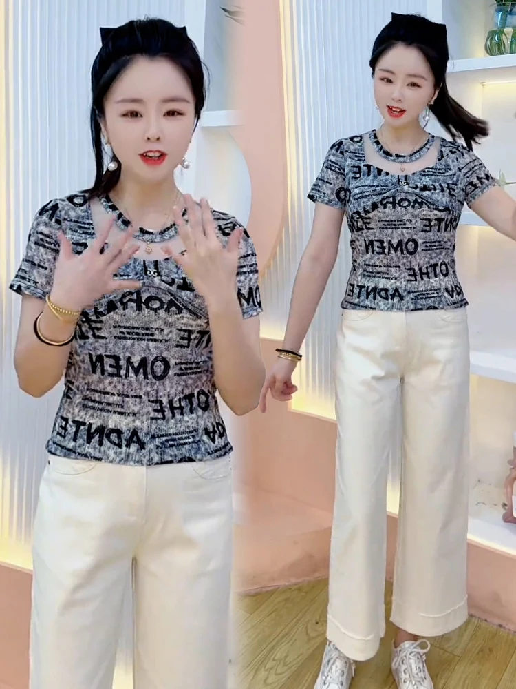 Damska koszulka z okrągłym dekoltem, z nadrukiem liter, letnia, modna, anty-agingowa, maskująca niedoskonałości, uniwersalna.