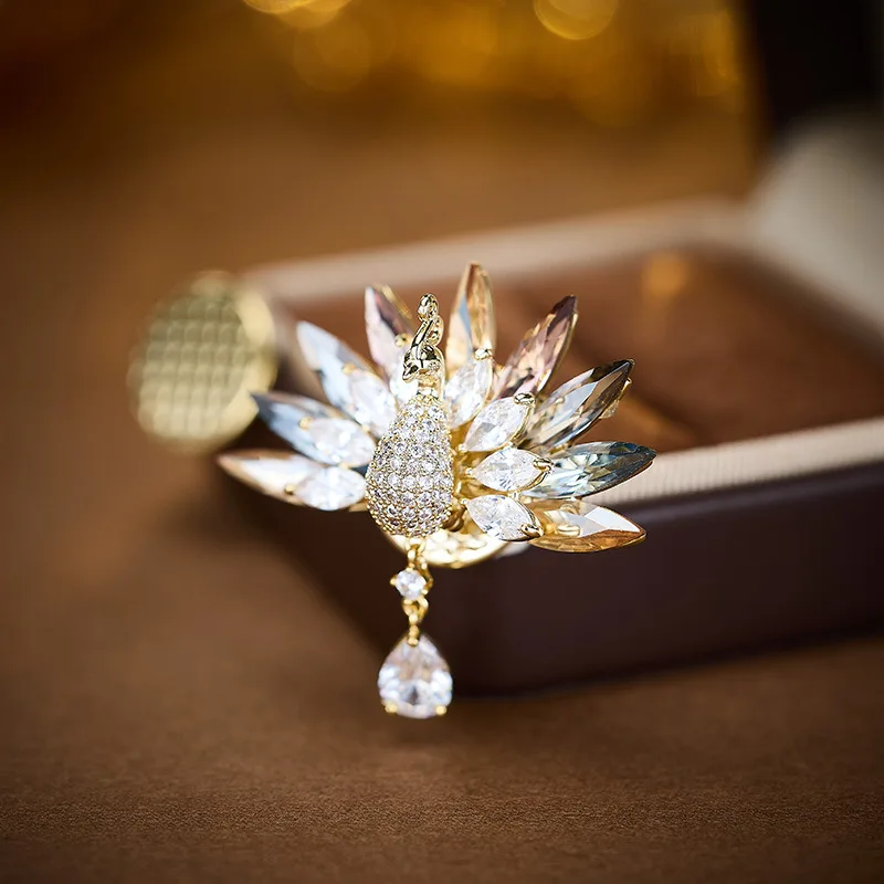 Broche de cristal de pavo real Fénix con piedra magnética, accesorio elegante para camisa de traje para mujer, novedad de 2025