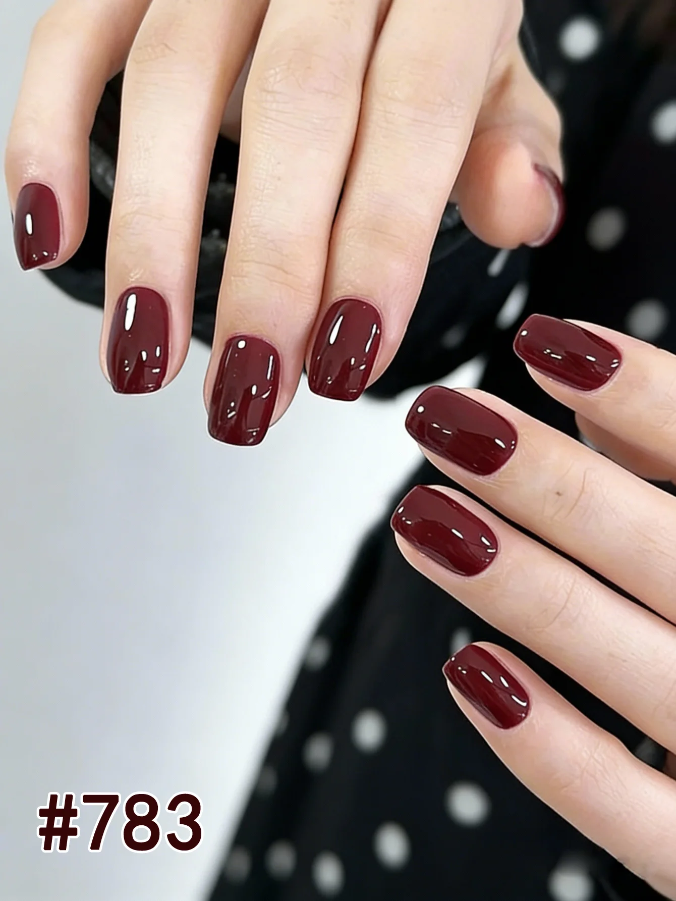 秋冬の新作コレクションには、ホワイトアンコラレッド、特別に調整されたチェリーレッドのネイルポリッシュとネイルアートキットが登場します。