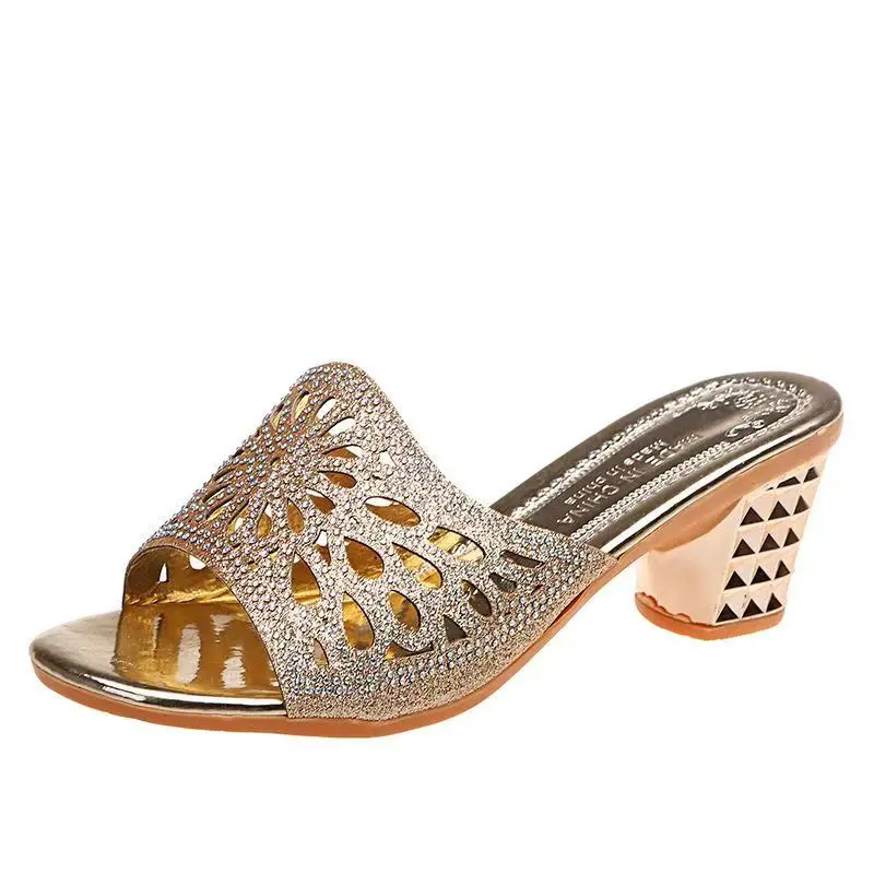 

Новые женские летние тапочки на высоком каблуке с открытым носком, мягкая подошва, нескользящие кожаные уличные тапочки со стразами на блочном каблуке, современные сандалии