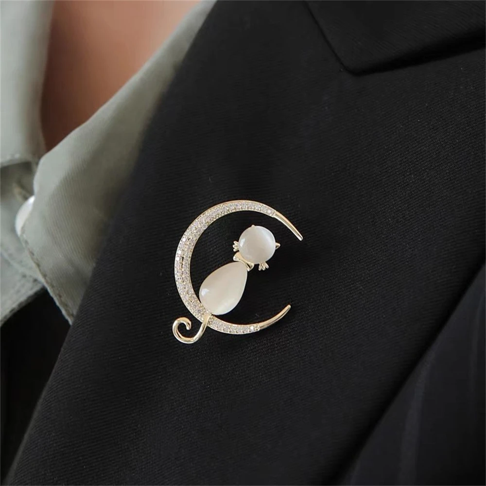 Exquisite Cat Eye Stone Moon Shape Metal Brooch for Women Fashion Lapel Pins Clothes Backpack Jewelry Accessories Gift