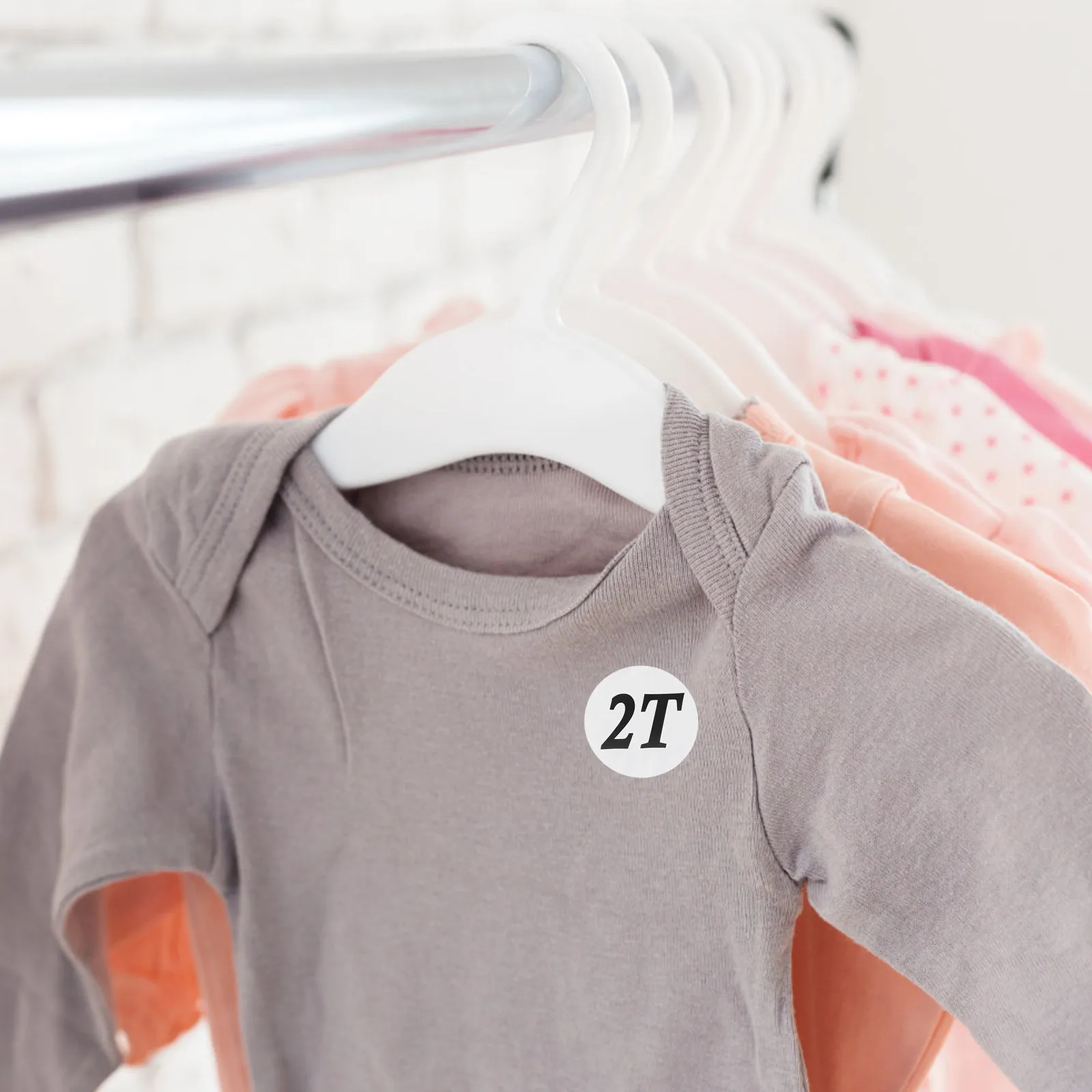 

Набор из 2 рулонов круглых наклеек-этикеток для одежды, многоразовые клейкие бирки для сортировки детской одежды