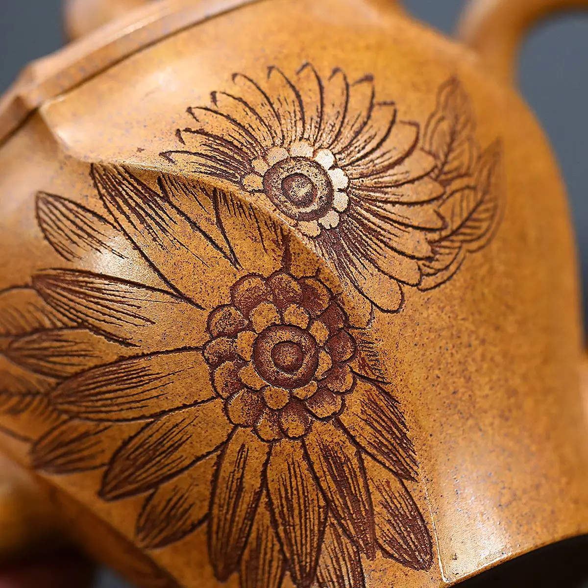 Yixing Zisha Teapot Original Mineral Dragon Bone Gold Sand Lotus Leaf Beauty Shoulder 220Ml Hand Carved Kung Fu Brewing Pot Tea