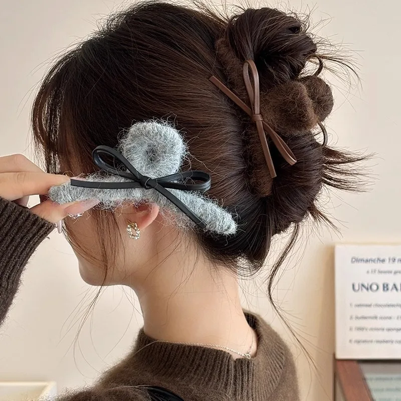 Plush Leather Bow Large Hair Claw Autumn Winter Ponytail Clip Womans Elegant Shark Clip Hairpins Female Korean Fashion Barrettes