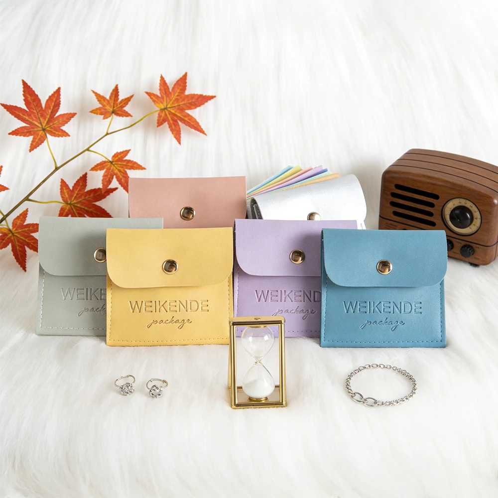 

100 упаковок, индивидуальный логотип, 8*8 см, 10*10 см, упаковка для ювелирных изделий из искусственной кожи, сумка-защелка, серьги, ожерелья, кольца, качественные ювелирные изделия для хранения