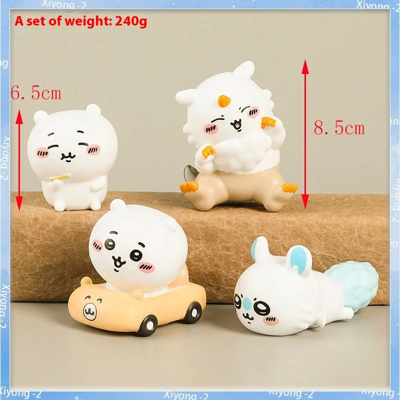 شخصيات كرتونية تشي كاوا حول نموذج سيارة تشي كاوا مصنوع يدويًا لتزيين سطح المكتب وهدايا عيد الميلاد.