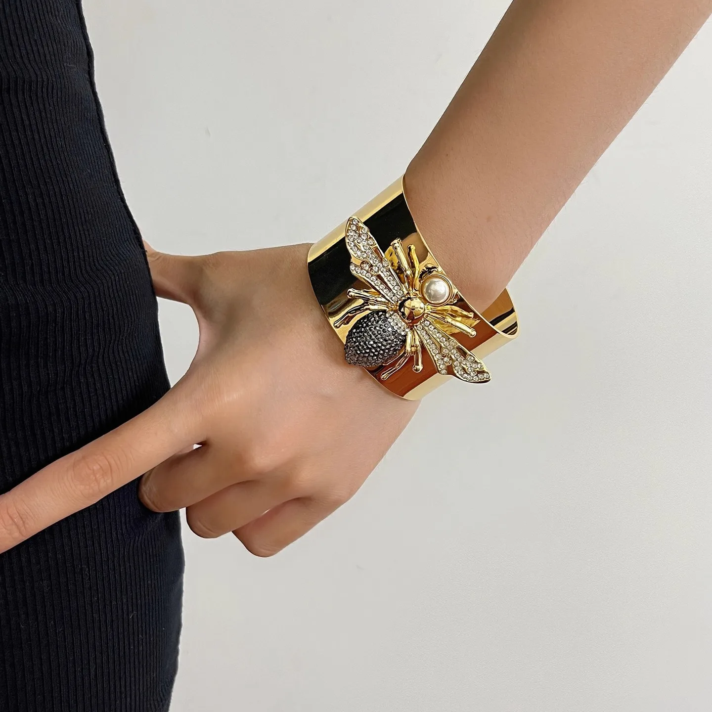 

Luxury Designer Jewelry Creative Cute Bee Bracelet for Women Fashion Wide Cuff Bangles Party Wedding Decoration