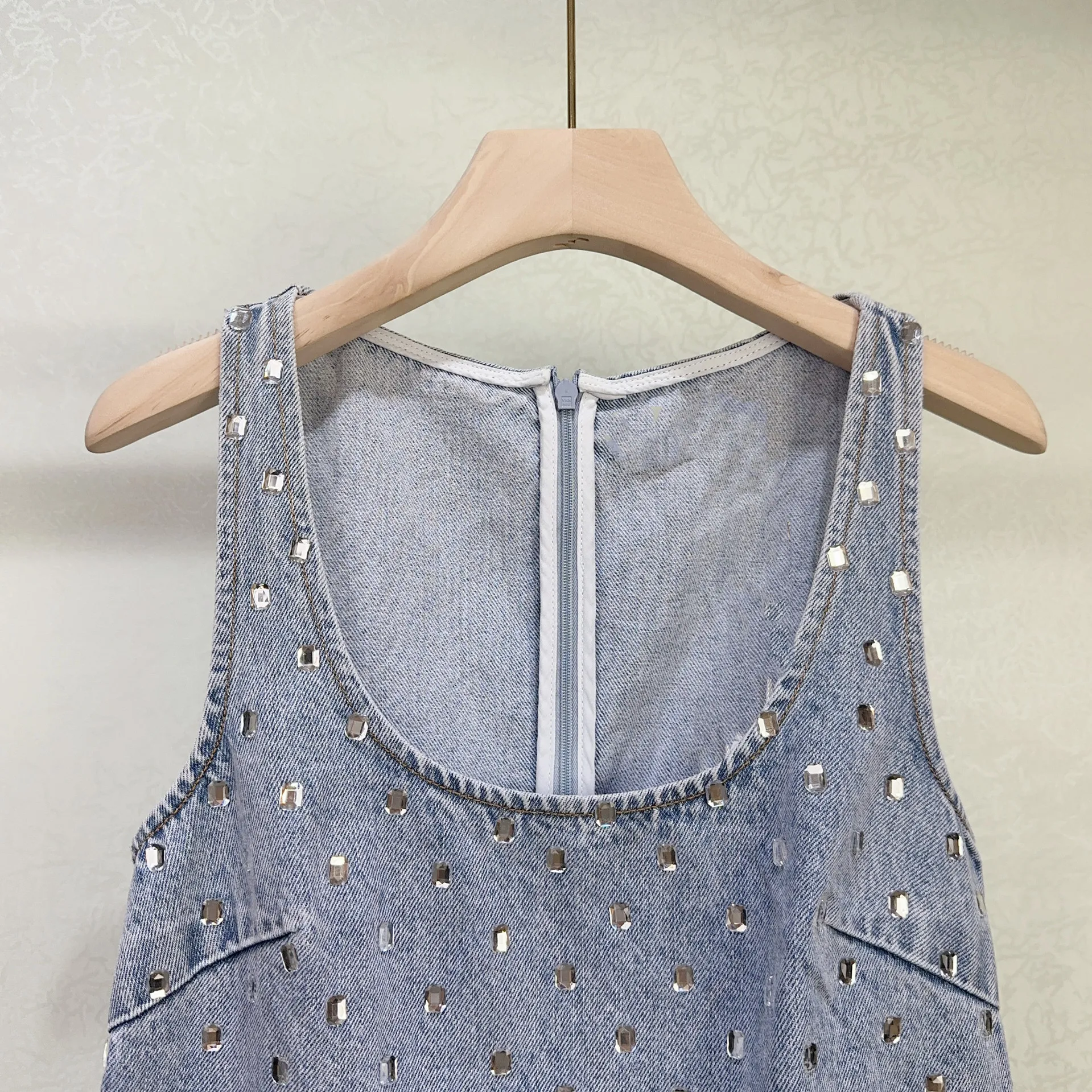 Mini vestido con diseño de diamantes para mujer, ropa con cuello en U, cintura ajustada, dulce, sin mangas, primavera y verano, 2024