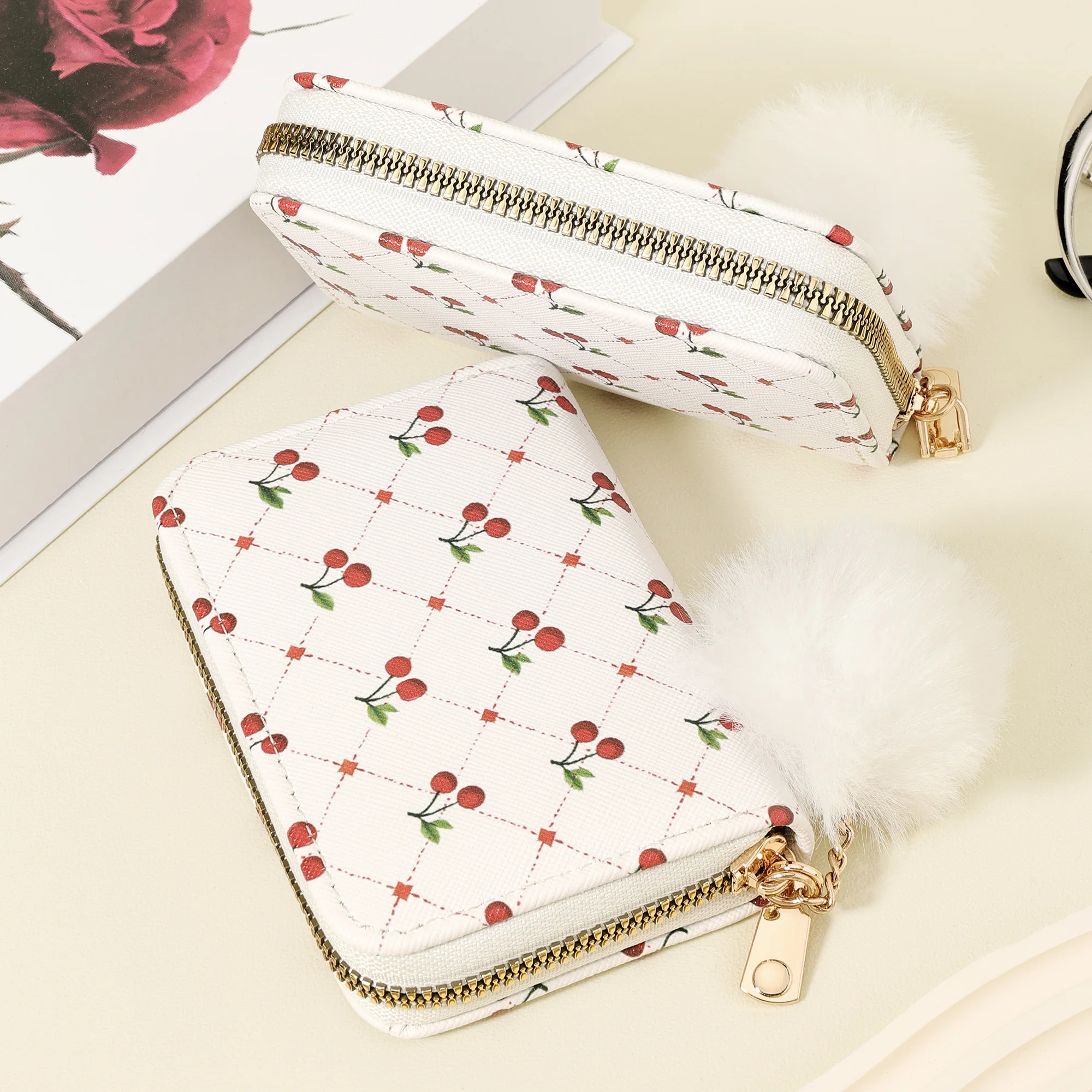 패셔너블하고 고품질의 신용카드 수납 가방, 심플하고 캐주얼하며 여러 카드 슬롯이 있어 정교한 폼포 장식으로 꾸며져 있습니다.