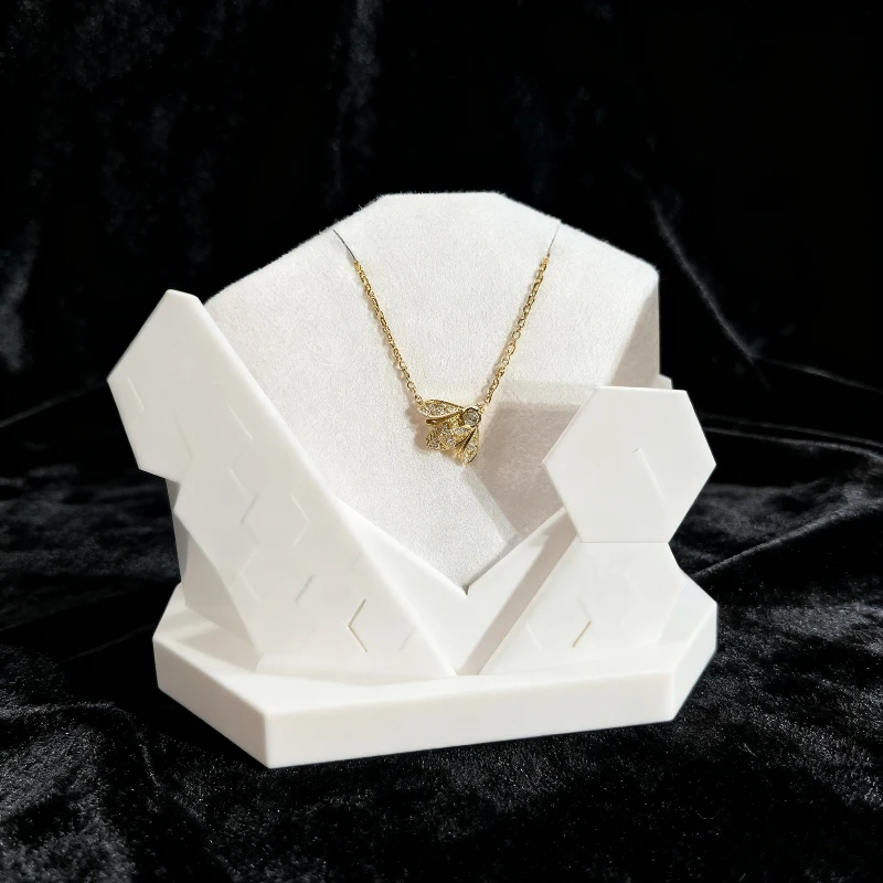 

2025 Trendy Jewelry Little Bee Hidden Star Pendant Necklace, Elegant with Constellation, Ideal Gift