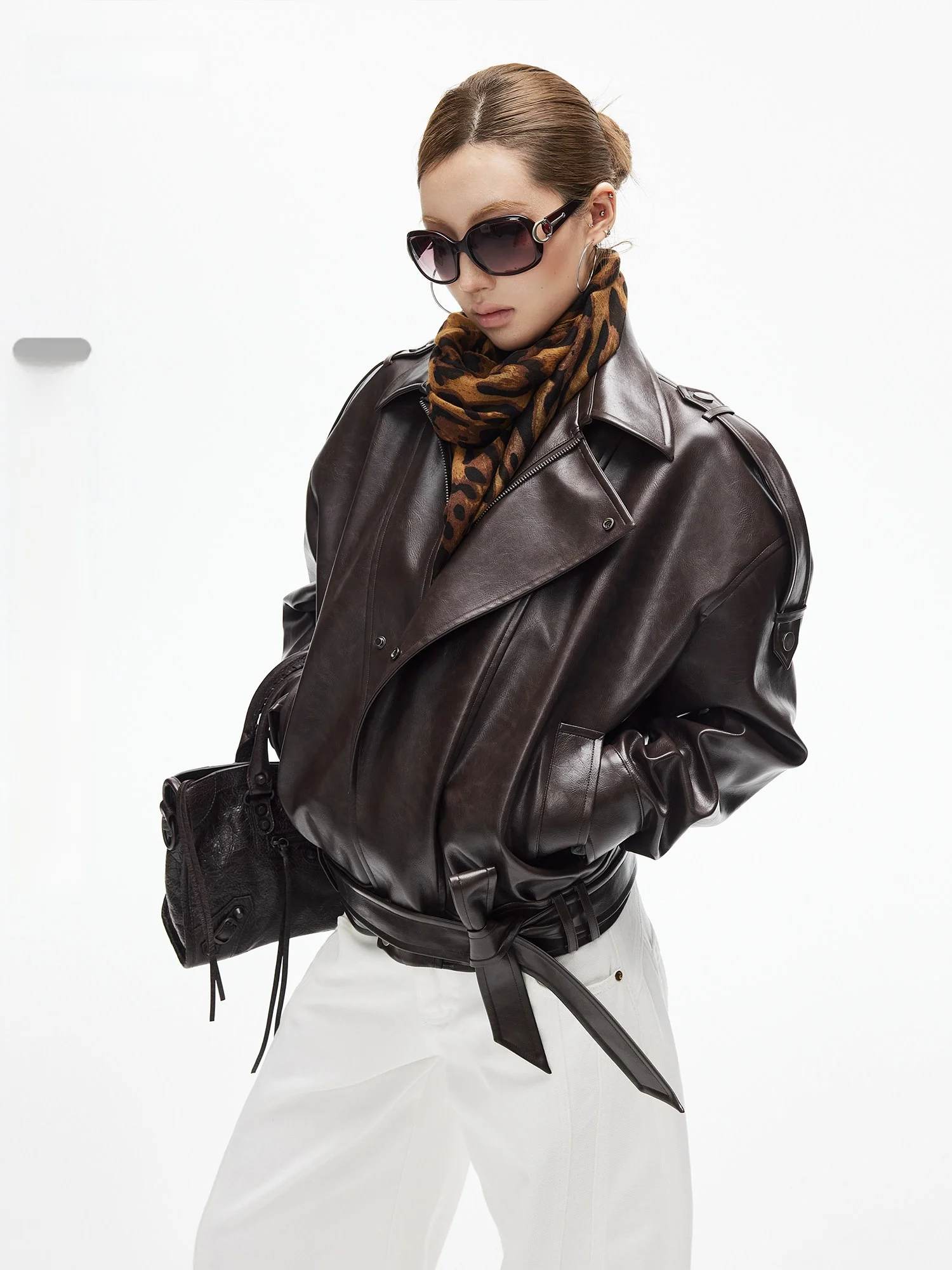 แจ็คเก็ตหนังสีน้ำตาลแดงแบบไมโครแมตต์ 00PU สายสะพายไหล่แบบยาว ปกคอพับได้ คาดเข็มขัด ทรงหลวม แฟชั่นสำหรับผู้หญิง