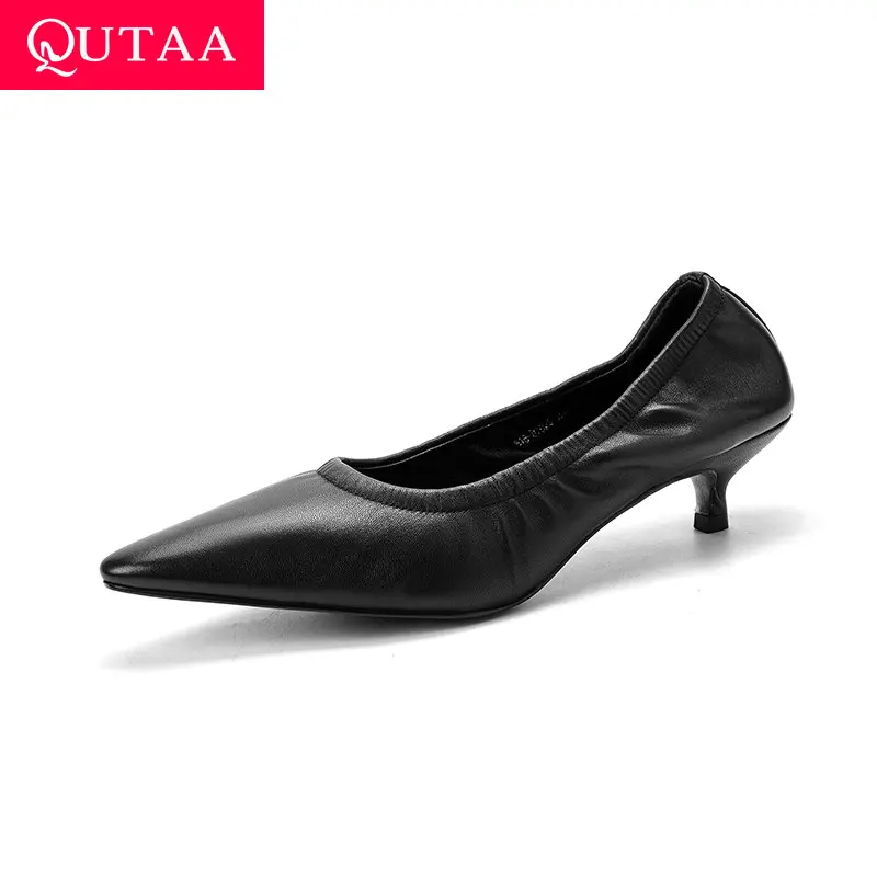 

QUTAA 2024, модные женские туфли-лодочки, осенние пикантные модельные туфли из овчины на среднем каблуке с острым носком, вечерние женские туфли 34-40