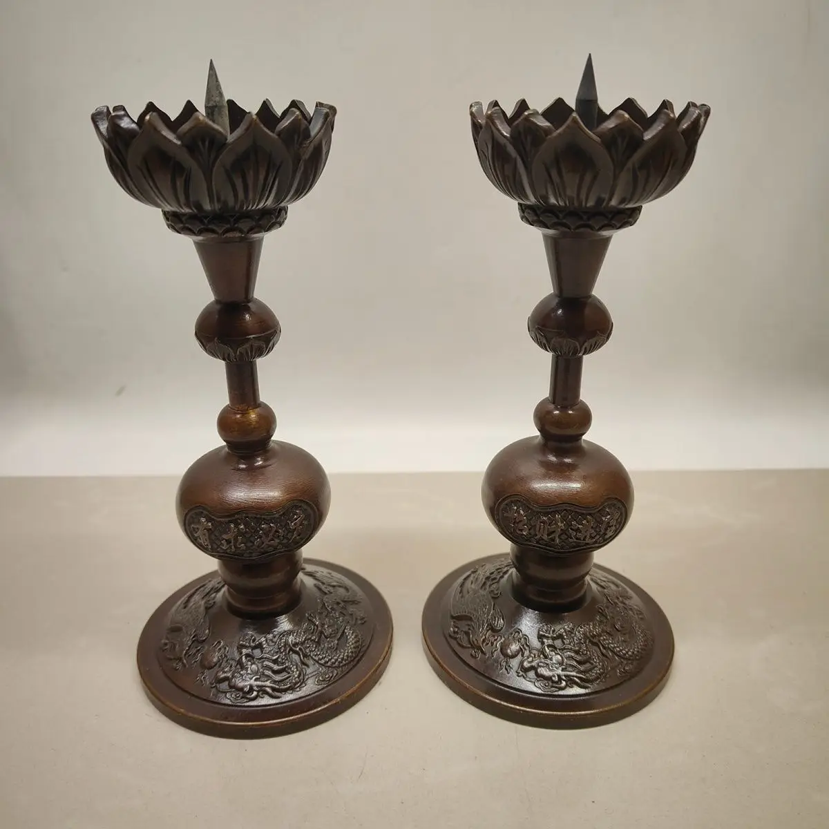 A pair of retro brass and copper ornaments, and the craftsmanship is dedicated to the Buddhist hall household wax table