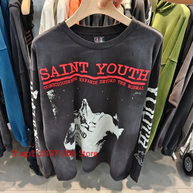 تي شيرت عتيق كبير الحجم من Saint بأكمام طويلة وتصميم عصري