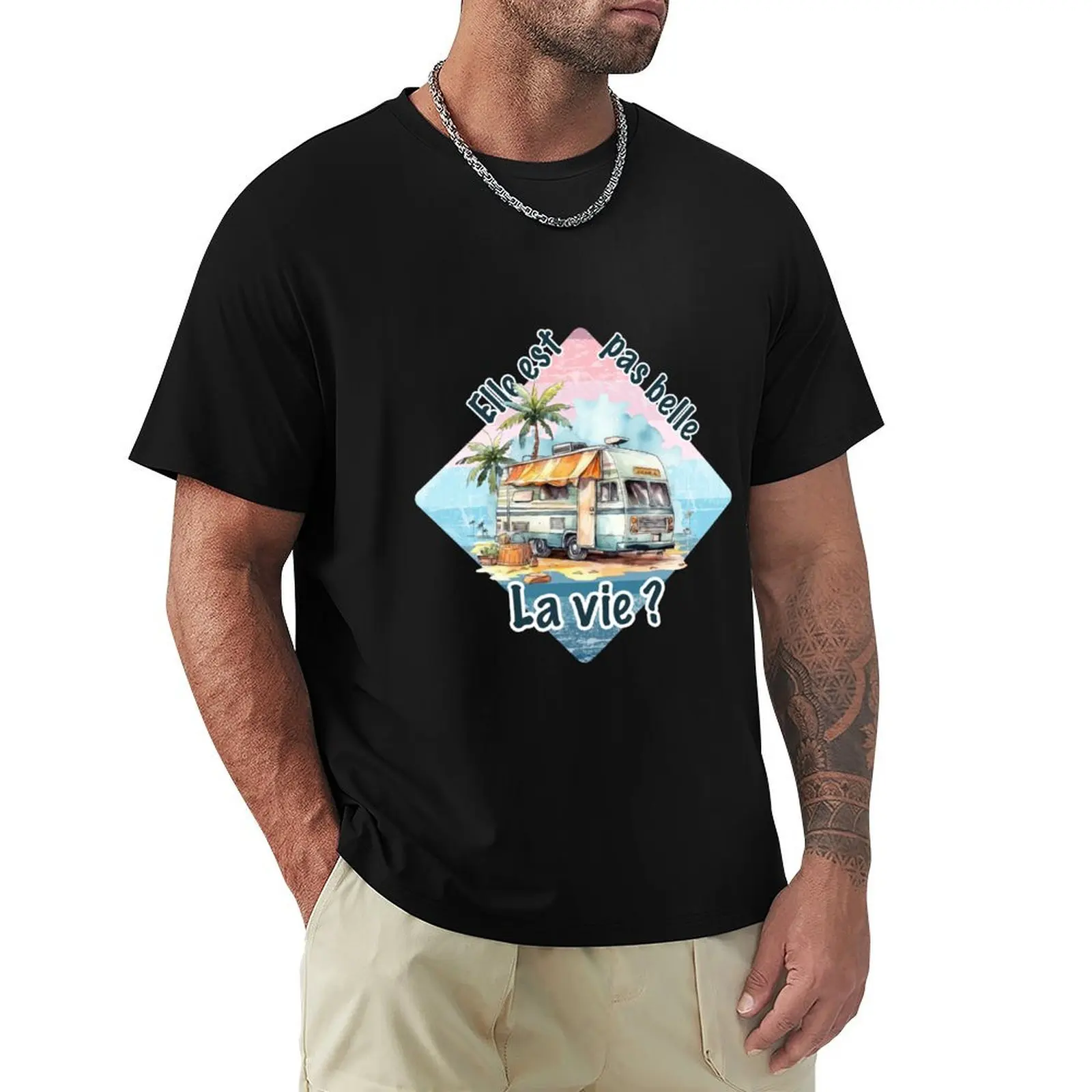 Motorhome life (VR-RV). Vintage design and inscription in French Isn't life beautiful? T-Shirt Anti-Perspiration Workout Top