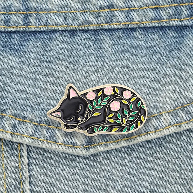 Schlafende schwarze Katze Emaille-Pins Blumen-Kätzchen-Broschen Reversnadel Gartenblumen Tier-Schmuck-Accessoire Geschenke für Freunde