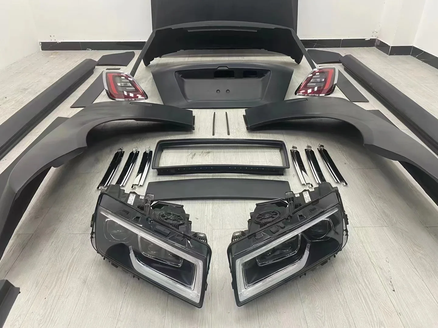 الترقية إلى الإصدار الجديد لمصدات السيارة الأمامية مع غطاء محرك السيارة والتنانير الجانبية طقم الجسم مع أضواء لـ Rolls Royce Ghost 09-2020