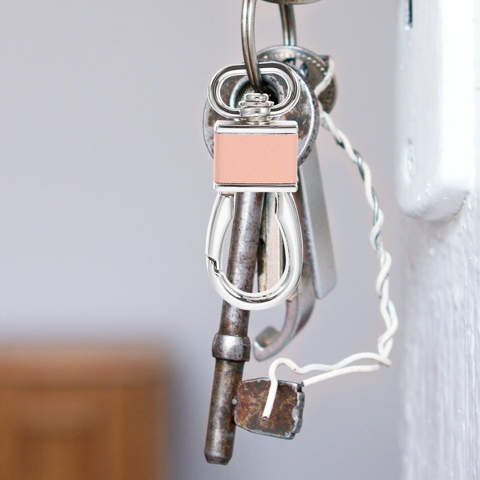 

4Pcs Cool Metal Carabiner Keychain for Men Heavy Duty Key Rings for Car Keys and Personalized Gifts Carabiner Keychain