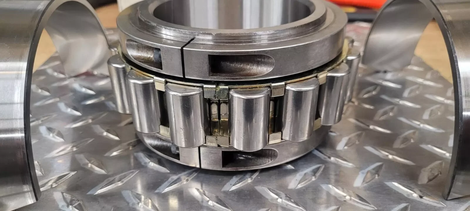 Split Cylindrical Roller Bearing LSM200BX