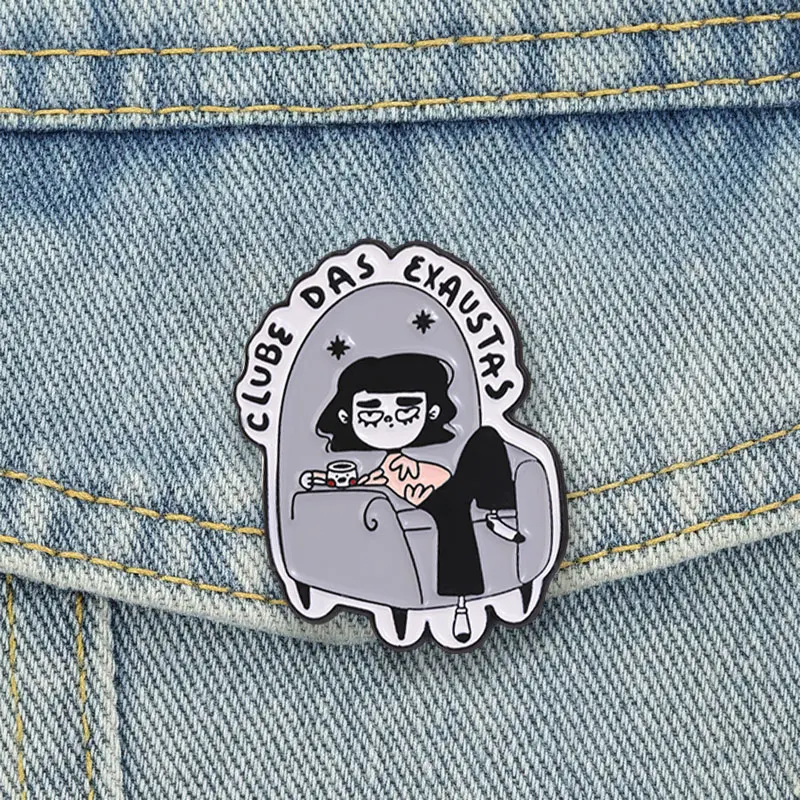 Clube Das Exaustas Zitat Emaille-Abzeichen Müdes Mädchen Sofa Kaffee Cartoon-Stil Legierung Anstecknadel Brosche Schmuck Geschenke für Introvertierte – Detail 3
