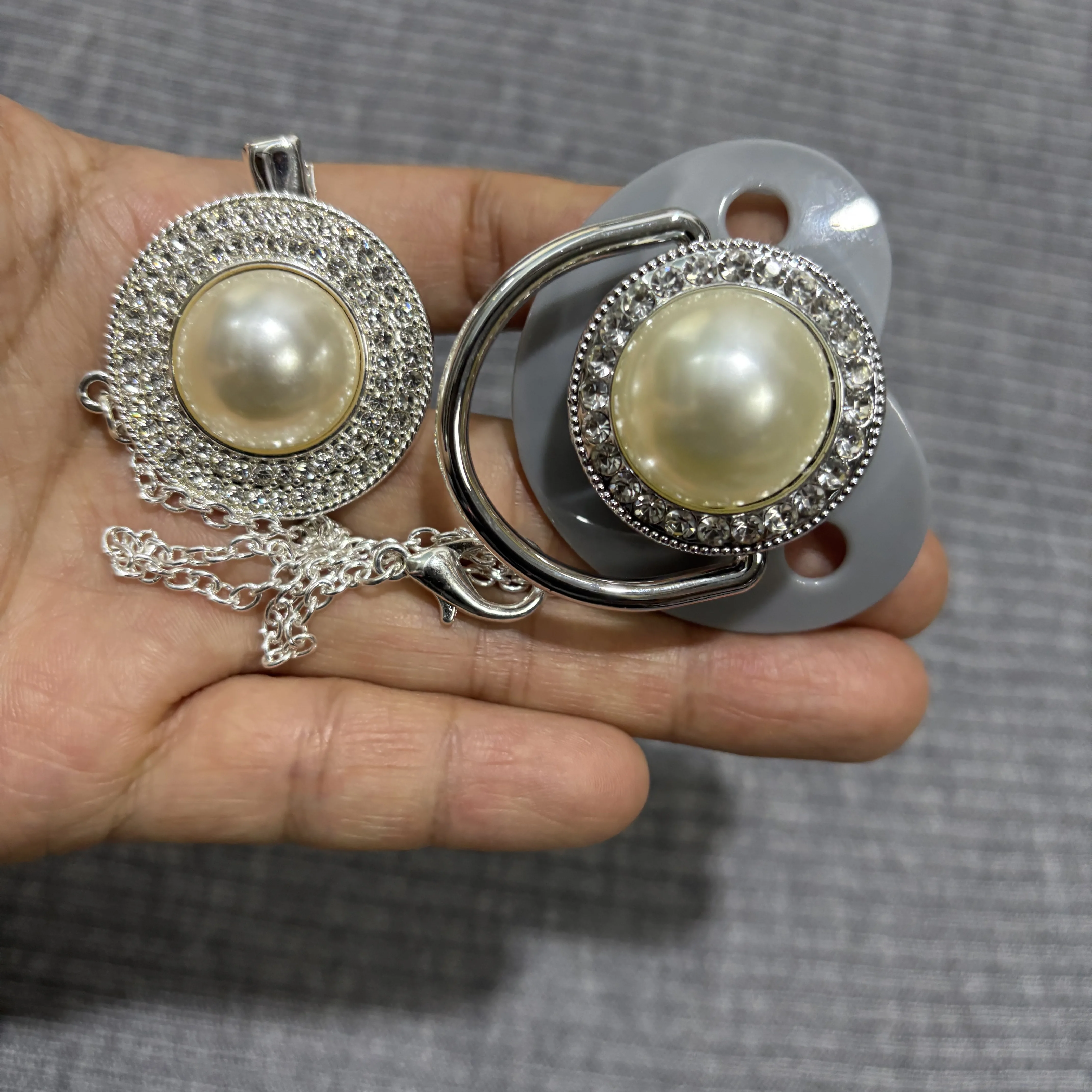 

Детская соска-пустышка с полным покрытием стразами и цепочкой-клипсой, силиконовая соска для фотосессий младенцев, блестящий подарок на бэби-шауэр