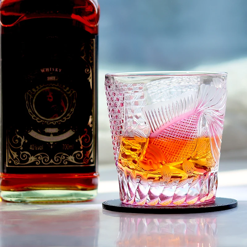 Vaso de Whisky Edo Kiriko de 320 ml, Hecho a Mano con Diseño de Pez Dorado, Cristalería Artística Roja, Vaso Whisky Grabado en Vidrio